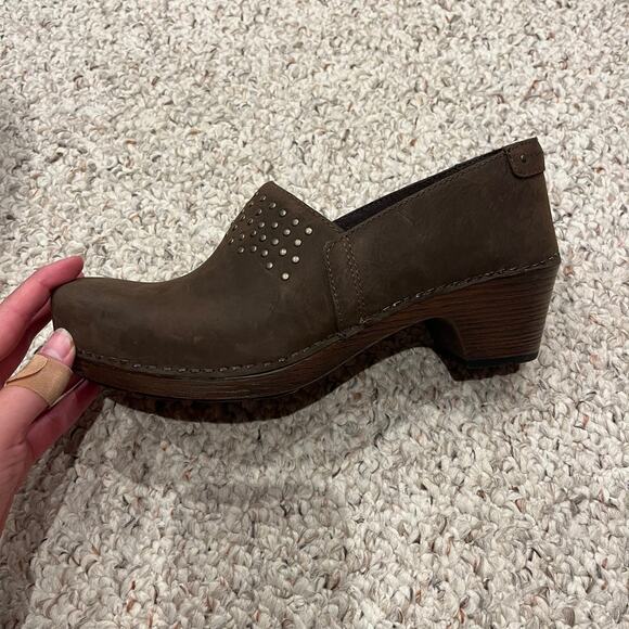 Dansko Mavis Studded Clogs Brown Nubuck Leather Sz EU 40 US 10 Casual Comfort - Picture 2 of 6